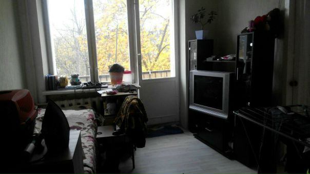 Фото: #Москва #аренда #койко_место #Бульвар_Рокоссовского<br>Всем привет! <br>Ищем девушку для подселения в комнату (проходная). <br>В комнате ещё две девушки. В изолированной комнате два парня (большую часть времени работают). <br>В комнате ещё не делали перестановки, но в общем всё понятно. Диван сложим, кровать поставим - у каждой девушки отдельное спальное место будет. <br>Ты: позитивная, неконфликтная, чистоплотная, любишь животных (у нас две кисы). Работаешь стабильно (график дневной!). <br>У нас: всё необходимое для проживания (мебель, техника), возле дома магазин, чуть дальше ещё магазины и прочее. <br>От метро пешком минут 15, если считать ворон. Можно проехать на трамвае. <br>6500. Коммуналка отдельно. Депозит разбивается.<br>p.s. Шторы и тюль есть, они просто подшиваются. 