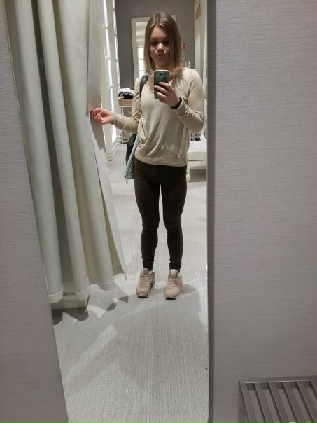 Фото: Здравствуйте! <br>Сниму комнату в Москве, в пешей доступности от метро. Не более 10-15 минут.Ветка и станция значения не имеют. Бюджет максимум 17000 тыс все включено. <br>Либо объеденюсь с кем либо для съема 2-ой квартиры. <br>Я дружелюбная, неконфликтная. Оплата всегда вовремя. Вредных привычек и животных нет