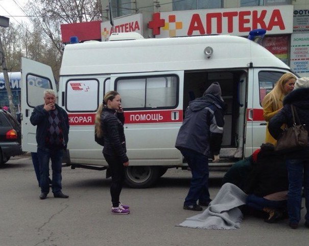 Ребенок попал под колеса внедорожника на переходе в центре Томска Ребенок попал под колеса внедорожника на переходе в центре Томска