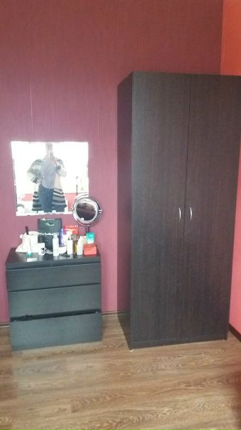С ноября сдается комната только для одной девушки в 2-х комнатной квартире в МО, в Путилково. Дом расположен около храма и магазина Магнит. Очень удобно для тех, кто на машине - рядом Ленинградка и Волоколамка. На общественном транспорте до метро Сходненская и до метро Митино со всеми пробками 30 минут. Во второй комнате одна девушка хозяйка и ее кот. Дом 2009 года, новый, очень хорошие соседи по лестничной клетке, доброжелательный консьерж, чистый подьезд. Сама комната уютная, в ней есть все необходимое - диван, шкаф, комод, столик. Не бабушкин вариант. Цена вопроса 16 000 без к/у + Депозит за последний месяц. Без комиссии. Фото квартиры можно посмотреть на моей странице.<br> Знаменская - фото Фото: С ноября сдается комната только для одной девушки в 2-х комнатной квартире в МО, в Путилково. Дом расположен около храма и магазина Магнит. Очень удобно для тех, кто на машине - рядом Ленинградка и Волоколамка. На общественном транспорте до метро Сходненская и до метро Митино со всеми пробками 30 минут. Во второй комнате одна девушка хозяйка и ее кот. Дом 2009 года, новый, очень хорошие соседи по лестничной клетке, доброжелательный консьерж, чистый подьезд. Сама комната уютная, в ней есть все необходимое - диван, шкаф, комод, столик. Не бабушкин вариант. Цена вопроса 16 000 без к/у + Депозит за последний месяц. Без комиссии. Фото квартиры можно посмотреть на моей странице.<br> Знаменская