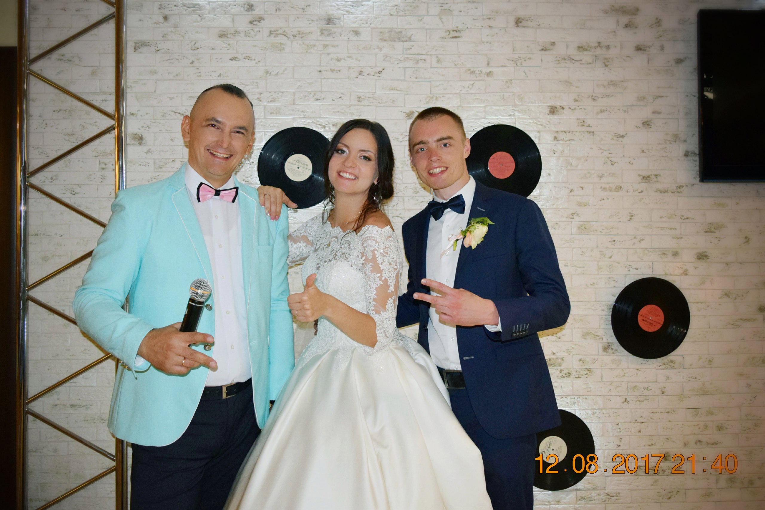 12 августа 2017 г. Волгоград. ресторан Винил-кафе. Проведение свадебного торжества Игоря и Анастасии. Пусть все Ваши мечты сбываются! Будьте счастливы! Ведущий на свадьбу в Волгограде - Павел Июльский. тел: +7 (937) 727-25-75(Megafon) +7 (937) 555-20-20(Beeline) +7 (937) 540-60-80(MTS)