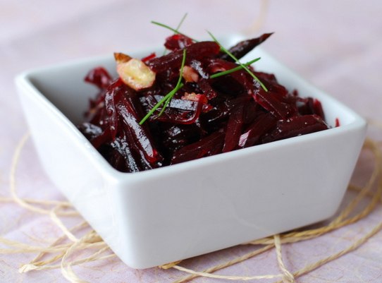 Свекла с черносливом, чесноком и грецкими орехами. 