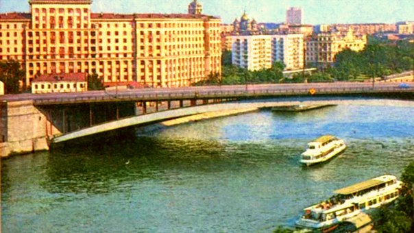 Сдам жилье в квартире в центре Москвы<br><br>От Метро Павелецкая и Таганская идти 9 минут пешком<br>Дом находиться на набережной у Большого Краснохолмского моста<br>Огромный галерейный подъезд, новый лифт, просторная квартира с дизайнерским освещением, классический орнамент на высоких потолках 3.2 метра, есть балкон с качелями, вид с балкона как на с смотровой площадке, из окна видно Москва-Сити, Кремль, Дом на Котельнической набережной гостиницу Красные Холмы<br><br>Большие зеркала по всей квартире, большая ванна и кухня, сильная вытяжка и приятное освещение на кухне, вместимая кладовка<br>Светлые уютные комнаты в 3х комнатной квартире <br><br>Свежий ремонт, крепкие двери и замки, Район Замоскворечьк - исторический центр Москвы, вся необходимая техника и посуда, бесплатный вай фай с большой скоростью, постельное белье, позитивные и спокойные соседи<br><br>Решили лучше сдать в аренду чем жилье будет пустовать<br><br>Дешевле рыночной цены от 9800 в месяц, залог 3500 без комиссии<br>Максим 8 985 5564828<br><br>#Аренда #Арендакомнат #Арендамосква<br>#Арендаквартиры #Арендажилья #Хостел<br>#хостелмосква #Хостелвмоскве #Общежитие<br>#Общага #Снятькомнату - фото Фото: Сдам жилье в квартире в центре Москвы<br><br>От Метро Павелецкая и Таганская идти 9 минут пешком<br>Дом находиться на набережной у Большого Краснохолмского моста<br>Огромный галерейный подъезд, новый лифт, просторная квартира с дизайнерским освещением, классический орнамент на высоких потолках 3.2 метра, есть балкон с качелями, вид с балкона как на с смотровой площадке, из окна видно Москва-Сити, Кремль, Дом на Котельнической набережной гостиницу Красные Холмы<br><br>Большие зеркала по всей квартире, большая ванна и кухня, сильная вытяжка и приятное освещение на кухне, вместимая кладовка<br>Светлые уютные комнаты в 3х комнатной квартире <br><br>Свежий ремонт, крепкие двери и замки, Район Замоскворечьк - исторический центр Москвы, вся необходимая техника и посуда, бесплатный вай фай с большой скоростью, постельное белье, позитивные и спокойные соседи<br><br>Решили лучше сдать в аренду чем жилье будет пустовать<br><br>Дешевле рыночной цены от 9800 в месяц, залог 3500 без комиссии<br>Максим 8 985 5564828<br><br>#Аренда #Арендакомнат #Арендамосква<br>#Арендаквартиры #Арендажилья #Хостел<br>#хостелмосква #Хостелвмоскве #Общежитие<br>#Общага #Снятькомнату