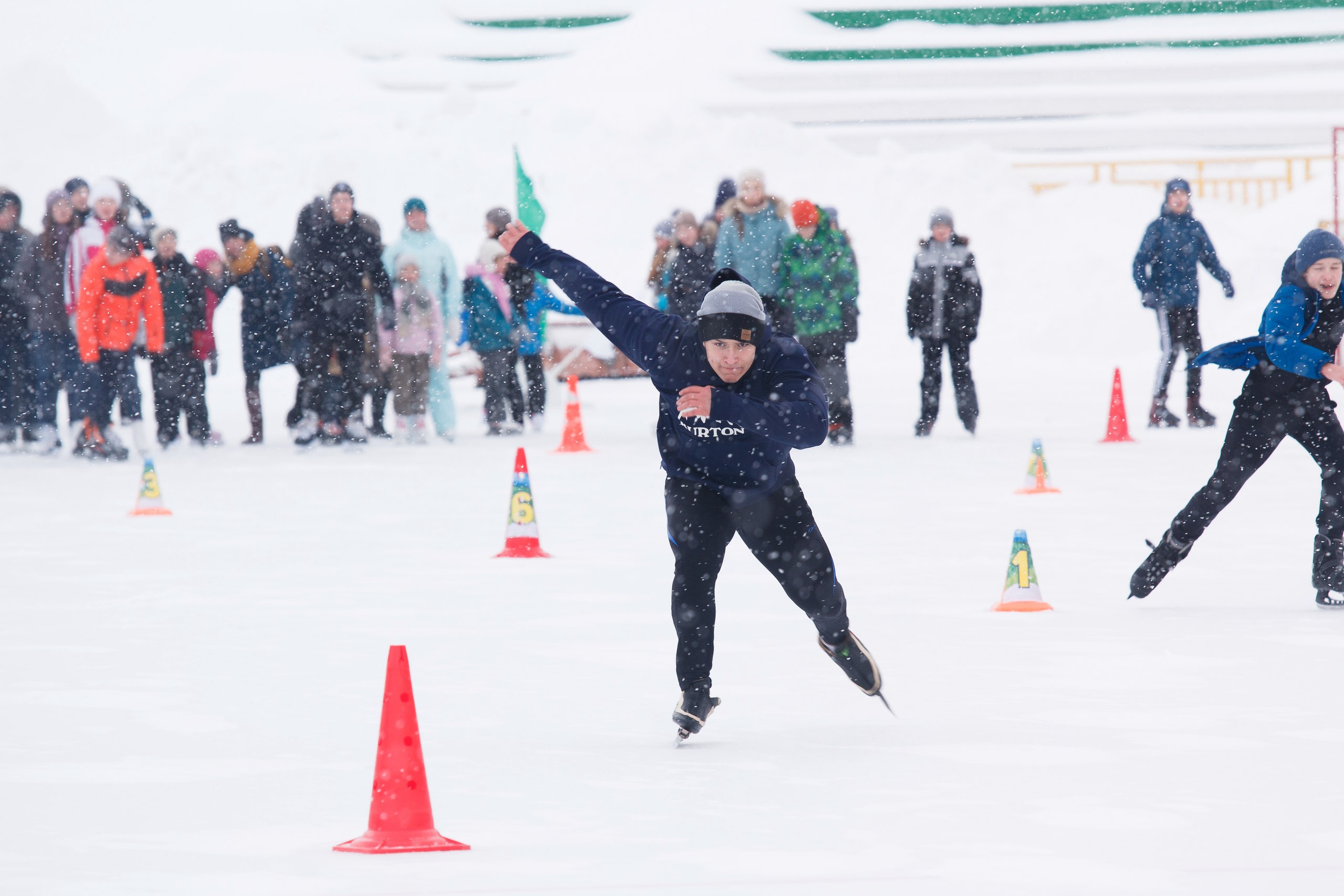 каток у мазиловского пруда. лёд надежды нашей логотип вектор.