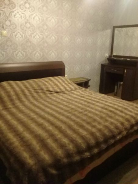 С 25 июля освобождается просторная , комфортная комната в трехкомнатной квартире.Новая мебель, чисто, есть все необходимое для комфортного проживания.<br>ст. м. Бабушкинская.<br>14 мин пешком от метро { Анадырский проезд 19/2 } .Остановка напротив дома.Так же в минутной доступности ст.Лосиноостровская.5 минут и вы в центре.<br>Рядом Бабушкинский парк, множество магазинов, рынок.От дома бесплатная маршрутка АШАН.<br>Цена вопроса 18 000 + свет/вода.<br>Оплата помесячная, без залога и агентских.<br>Рассмотрю одного человека, желательно девушку/женщину.<br>P/S: Предложение от хозяйки, это аренда комнаты в жилой квартире.Не субаренда от квартиросъемщиков<br><br>Не кусаюсь<br>Пишете в личку или на вотсап :8 985 938 65 51 Полина<br>телефон для связи : 8 985 475 82 50 - фото Фото: С 25 июля освобождается просторная , комфортная комната в трехкомнатной квартире.Новая мебель, чисто, есть все необходимое для комфортного проживания.<br>ст. м. Бабушкинская.<br>14 мин пешком от метро { Анадырский проезд 19/2 } .Остановка напротив дома.Так же в минутной доступности ст.Лосиноостровская.5 минут и вы в центре.<br>Рядом Бабушкинский парк, множество магазинов, рынок.От дома бесплатная маршрутка АШАН.<br>Цена вопроса 18 000 + свет/вода.<br>Оплата помесячная, без залога и агентских.<br>Рассмотрю одного человека, желательно девушку/женщину.<br>P/S: Предложение от хозяйки, это аренда комнаты в жилой квартире.Не субаренда от квартиросъемщиков<br><br>Не кусаюсь<br>Пишете в личку или на вотсап :8 985 938 65 51 Полина<br>телефон для связи : 8 985 475 82 50