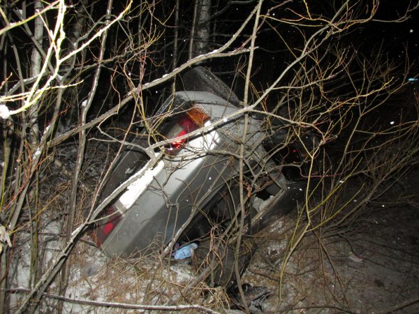 Под Ухтой пьяный водитель без прав опрокинул свой автомобиль на крышу