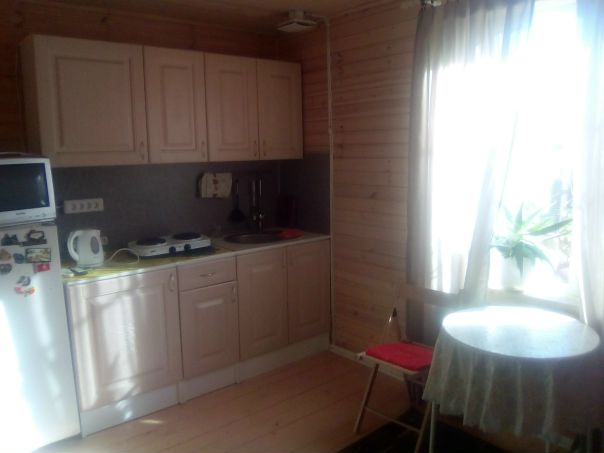 Фото: От собственника. Сдаётся комната-студия 15 м2 со встроенной кухней и с отдельным собственной ванной-туалетом в частном доме. В комнате есть всё необходимое-шкаф, кровать, стол, стулья, телевизор, а также своя кухня. Все коммуникации подключены. В 1 км от МКАД (поселок Немчиновка, улица 2-ая Запрудная) От метро Молодёжная на общественном транспорте-15 минут, если на авто -5-7 минут как ориентир- парк Отель -
