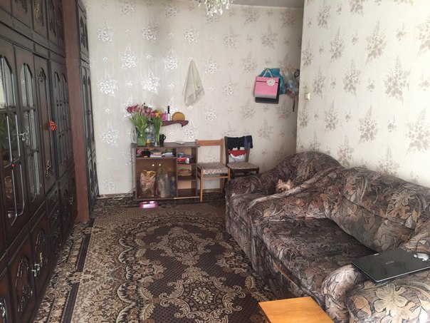 Фото: Сдаётся Койко место. Собственник! Заезд с 21 августа.<br>Москва,  Славянский бульвар или  Молодежная. <br>Ищем ДЕВОЧКУ  (парней, пары не рассматриваем!) на подселение в 2х комнатной квартире. Соседка по комнате молодая девушка, студентка. В комнате 2 дивана, кресло, большой шкаф, стол. Холодильник, стиральная машинка, СВЧ-печь на общем пользовании. Интернет- wi fi. В квартире типовой ремонт. Мебель 2000х годов. В другой комнате живу я с молодым человеком, дома практически не бываем. Рано уезжаем на работу, поздно приезжаем. <br> <br>В кварите животные (маленькая собака и коты), поэтому только для любителей животных!  Животных в сдаваемую комнату не пускаем. <br>Жкх, свет оплачивается отедельно, делится на всех. Интернет 500рмесяц так же оплачивается пополам (можно не платить, если не будите использовать).  Молодежная и  Славянский бульвар в 10 минутах езды на общ.транспорте  До м. Киевской ехать 20 минут на маршрутке. <br>Около дома зеленый парк с прудом , в пешей доступности аптека , продуктовый магазин , бассейн , фитнес клуб , банк , кафе , платформа Рабочий поселок . На Молодежной новый большой ТЦ Кунцево плаза (Ашан), на Славянском бульваре ТЦ Океания, на Киевской ТЦ Европейский  <br> <br>От вас требуется немного адекватности , платежеспособность, любовь к животным, не конфликтность и чистоплотность на уровне 