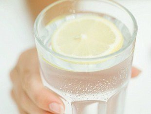 7 ПРИЧИН ВЫПИТЬ СТАКАН ВОДЫ С ЛИМОННЫМ СОКОМ 7 ПРИЧИН ВЫПИТЬ СТАКАН ВОДЫ С ЛИМОННЫМ СОКОМ