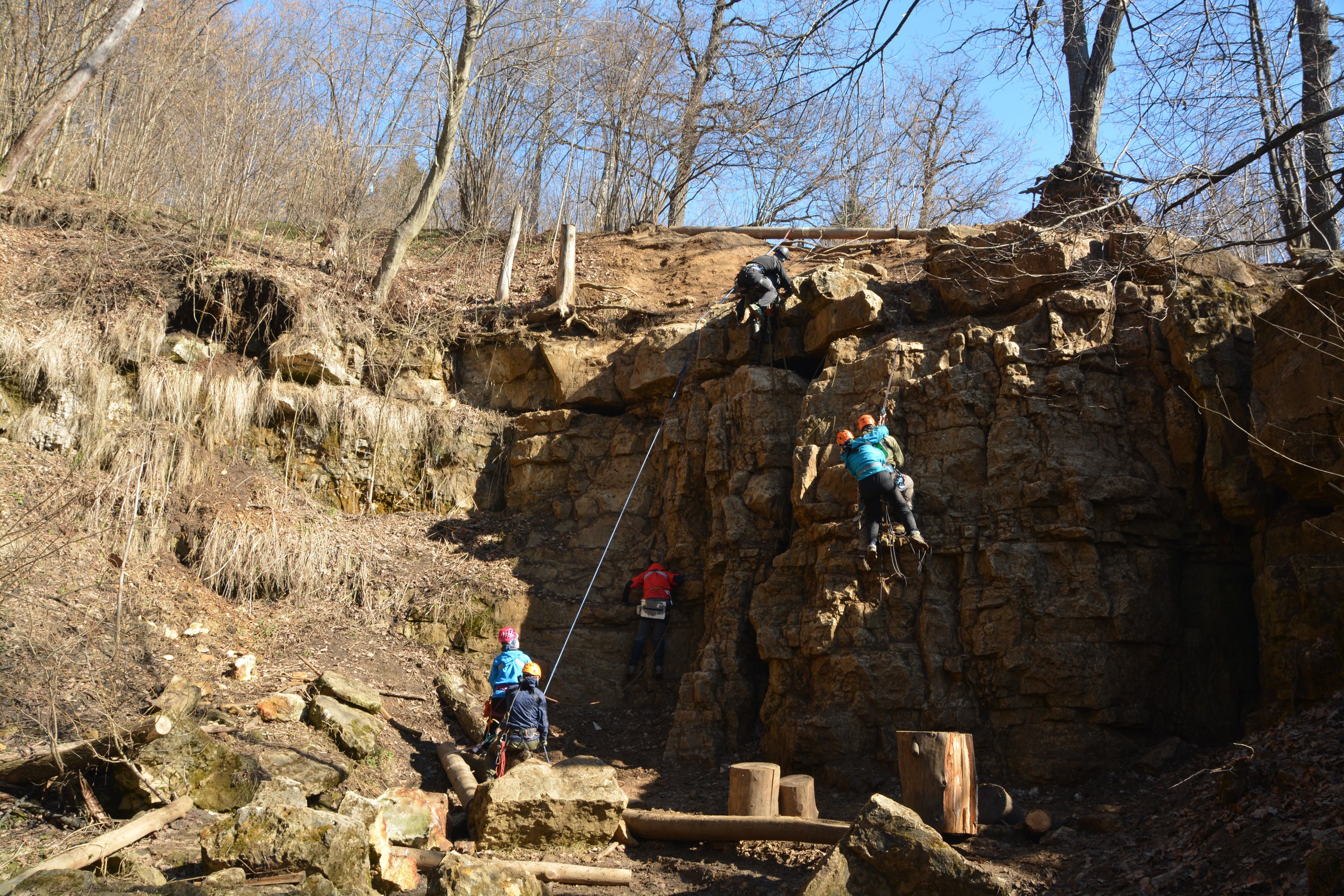 по стене ползёт турист\а на нём висит другой\а куда они ползут