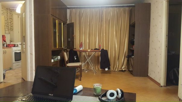 Сдается большая смежная комната, есть возможность поменять планировку. Холодильник, стиралка, телек - новые. Остальное под реновацию. <br>Метро Кузьминки, 6 минут пешком до метро. <br>Живу один. Адекватный, платежеспособный, занятый - готов подселить 1-2 человек с теми же качествами. Пол не имеет значения. Курить-пить вне дома, знания английского языка приветствуется :) <br>Цена комнаты 16к. Свет,вода, интернет пополам, в среднем 300-500р. Агентов не беспокоить.<br> Гусейнов - фото Фото: Сдается большая смежная комната, есть возможность поменять планировку. Холодильник, стиралка, телек - новые. Остальное под реновацию. <br>Метро Кузьминки, 6 минут пешком до метро. <br>Живу один. Адекватный, платежеспособный, занятый - готов подселить 1-2 человек с теми же качествами. Пол не имеет значения. Курить-пить вне дома, знания английского языка приветствуется :) <br>Цена комнаты 16к. Свет,вода, интернет пополам, в среднем 300-500р. Агентов не беспокоить.<br> Гусейнов