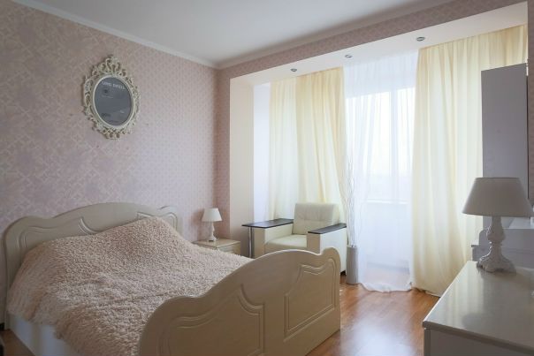 Октябрьская наб., 126к2<br><br>Продается большая уютная однокомнатная квартира в кирпично-монолитном доме 2010 года постройки. До метро Ломоносовская и Пролетарская - 15 минут на транспорте. Удобный выезд на набережную и КАД. Территория дома благоустроенная, много детских площадок, закрытая парковка. Развитая инфраструктура - магазины, школы, детские сады. <br>В квартире выполнен ремонт из качественных материалов. Большая кухня - 10 кв.м, комната - 20,7, есть гардеробная и лоджия. <br>Документы готовы, собственности более 3 лет. Один взрослый собственник, прямая продажа.<br>4 900 000 руб. - фото Фото: Октябрьская наб., 126к2<br><br>Продается большая уютная однокомнатная квартира в кирпично-монолитном доме 2010 года постройки. До метро Ломоносовская и Пролетарская - 15 минут на транспорте. Удобный выезд на набережную и КАД. Территория дома благоустроенная, много детских площадок, закрытая парковка. Развитая инфраструктура - магазины, школы, детские сады. <br>В квартире выполнен ремонт из качественных материалов. Большая кухня - 10 кв.м, комната - 20,7, есть гардеробная и лоджия. <br>Документы готовы, собственности более 3 лет. Один взрослый собственник, прямая продажа.<br>4 900 000 руб.