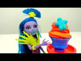 Игры для девочек #МонстерХай (Monster High): готовим мороженое из Play Doh. Видео про кукол