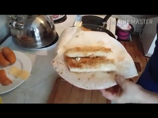 Цыганка готовит конвертики из армянского лаваша
