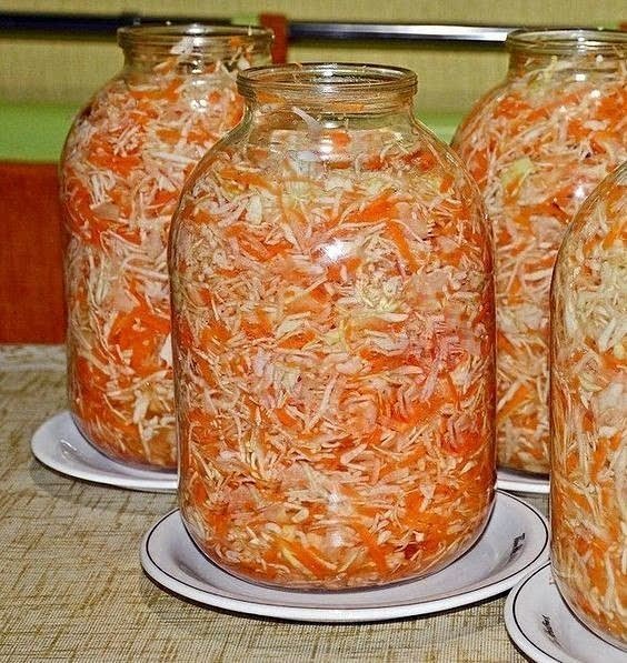 фото Хочу поделиться с вами рецептом!!! Самая простая и вкусная квашеная капуста! Даже не думал, что сам могу удивиться такому простому способу приготовления любимого зимнего блюда. Буду рад, если для кого-то этот рецепт станет таким же любимым, как и для меня!!! Ингредиенты: 
капуста белокочанная (небольшой) — 1 вилок 
морковь (крупные) — 2 шт. 
вода — 2 л 
соль — 3 ст. л. 
сахар — 2 ст. л. 
специи (по вкусу) 
Нарезаем капусту - как любите. Очень тонко и мелко или покрупнее. 
Натираем на крупной тёрке морковь. 
Всё перемешиваем, перетираем руками и утрамбовываем, складываем в стеклянную банку. Банку ставим в глубокую миску. 
Заливаем остывшим рассолом - кипятим 2 л. воды с 3 ст. л. соли. 
Заливаем так, чтобы рассол переливался через верх. 
Банка стоит открытой 2 суток. Время от времени длинным острым ножом до самого дна капусту надо прорубать - выпускать воздух. Если этого не делать, капуста будет горчить. 
На третий день рассол сливаем, в него кладёте сахар - 2 ст. л., он быстро растворяется - 
и заливаете капусту вновь, уже рассолом с сахаром. 
Закрываем банку крышкой и убираем на сутки в холодильник. 
Вкуснейшая, сочная, упругая, хрустящая, витаминная капуста готова! Приятного аппетита!!!!