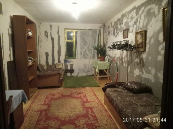 Фото: Сдам комнату в трех-комнатной квартире в Москве. Не агенство (от собственника). Без залога. Ст. метро Митино - от метро 7-10 минут. В квартире сдается 1 комната (молодой человек, русский, живет уже давно), а в другой комнате живут родители (40-45 лет), взрослые, адекватные, работающие люди. Не комуналка! Также в квартире живет кот! Отношение к жильцам очень лояльное. В квартире тихо и спокойно. 1-й этаж. Есть бесплатный вай-фай. Утюг, обогреватель, пылесос, ванная и туалет раздельные, в комнате две кровати (одна двуспальная, комната 18-20 кв метров. Есть мебель, постельное белье, посуда, микроволновка (на кухне), новая стиральная машина, холодильник, кухонная утварь, полотенце, одеяло, подушки - все дадим. Рядом с домом есть большой парк с озером и лесом. Очень развитая инфраструктура. Много транспорта ходит до метро: тушинская, сходненская, речной вокзал, белорусская, г. Красногорск, сокол, аэропорт - ехать до этих станций метро наземным транспортом от 15 до 25 минут. Есть кинотеатр, три супер маркета в том числе и круглосуточный, аптека, торговый центр, летуаль, мвидео и т.д. Развитый, живой район. Цена жилья 18000 + отдельно коммунальные платежи делятся ежемесячно на всех проживающих в квартире ( в среднем выходит приблизительно около 2000 в месяц на одну комнату). Рассматриваются варианты квартиросъемщиков: работающих (в состоянии оплачивать жилье, адекватных людей (можно снимать в двоем)) - в квартире не курят, соответственно в комнате тоже. Все вопросы задавать по телефону 89898496989 Ольга. Звоните в любое время, можно договориться о встрече - посмотреть жилье. В комнате не так давно проводился ремонт - если у вас есть желание что-либо переделать или вы любите расписывать стены - мы только рады! Но все на ваше усмотрение. Если нужно что-то докупить - докупим. <br>Посмотреть все изображения