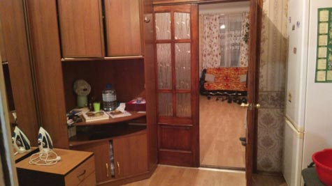 Срочно От собственника, без депозита !<br>м. Волжская ищу соседа на подселение в большую комнату <br>5 минут от метро пешком <br>сталинка , высокие потолки ! <br>Оплата 7500, комиссий, предоплаты нет, коммуналки нет! Всё включено!!! <br>В комнате проживают двое мужчин! <br>Просторная кухня, хороший ремонт: паркет в комнате и коридоре, плитка на кухне, в ванной и туалете, пластиковые окна, тёплые батареи. Просторная кухня, раздельный санузел, большой панорамный балкон. Вся мебель и бытовая техника в наличии: стиральная машина, холодильник, эл.плита с отличной духовкой, микроволновка, эл.чайник, вместительные шкафы и приятная аура в квартире. <br>Зимой тепло, летом вполне прохладно. Шикарный вид из окна во все времена года - под окном лес до горизонта, высокий этаж - прекрасные закаты обеспечены! <br>Ребята в квартире не курят, сухой закон.<br>Звоните 8-903-7798222 пишите вотсап и вайбер ! - фото Фото: Срочно От собственника, без депозита !<br>м. Волжская ищу соседа на подселение в большую комнату <br>5 минут от метро пешком <br>сталинка , высокие потолки ! <br>Оплата 7500, комиссий, предоплаты нет, коммуналки нет! Всё включено!!! <br>В комнате проживают двое мужчин! <br>Просторная кухня, хороший ремонт: паркет в комнате и коридоре, плитка на кухне, в ванной и туалете, пластиковые окна, тёплые батареи. Просторная кухня, раздельный санузел, большой панорамный балкон. Вся мебель и бытовая техника в наличии: стиральная машина, холодильник, эл.плита с отличной духовкой, микроволновка, эл.чайник, вместительные шкафы и приятная аура в квартире. <br>Зимой тепло, летом вполне прохладно. Шикарный вид из окна во все времена года - под окном лес до горизонта, высокий этаж - прекрасные закаты обеспечены! <br>Ребята в квартире не курят, сухой закон.<br>Звоните 8-903-7798222 пишите вотсап и вайбер !
