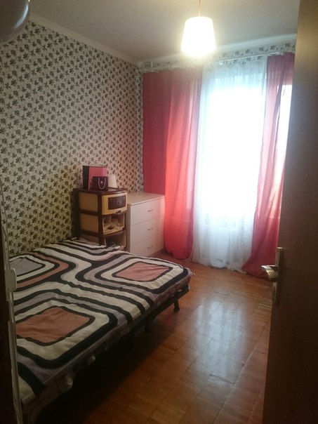 Фото: Сдается комната в 3- Х комнатной квартире, только одной девушке РФ(до 30 лет) <br>Цена достойная 13000(+ком.усл.),депозит 50%сразу.В ней есть все для проживания.В других комнатах проживает девушка 30лет (косметолог)и ее мама. Ищем девушку с желательным графиком работы 5/2.Общительную, платежеспособную,чистоплотную,порядок гарантируем! Без животных и детей.Рядом развитая инфраструктура(магазины,экоферма,парк) <br>По адресу :М.Новогиреево или.м.Выхино,ул.Вешняковская19(4 остановки до метро 7-10 минут) <br>Дата заезда :12 октября 2017.