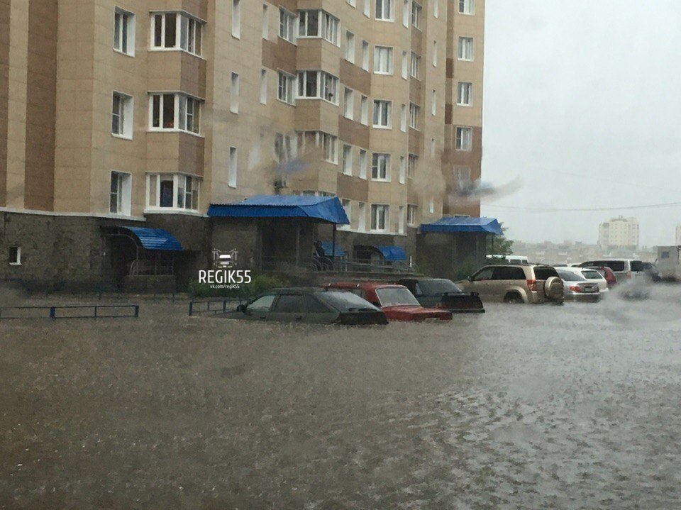 В Омске скрыло водой машины на Левобережье В Омске скрыло водой машины на Левобережье