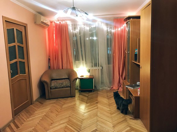 Фото: Сдаётся большая комната в трехкомнатной квартире Комната проходная. Кондиционер, хороший ремонт, все есть) Чистая и уютная квартира <br>От метро Комсомольская 5 минут пешком<br>Цена : 15-17 тысяч, пока обговариваем )<br>В двух соседних комнатах живу я и моя подруга ) Ищем девушку, добрую, простую, которая любит животных у нас кот<br> Ocean