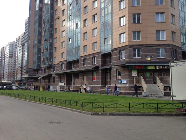 Гжатская улица, 22к4 <br><br>Общая площадь - 93 кв.м. Цоколь.<br>Высота потолков - 2,9 м. Заглубление - 1,5 м.<br>Входа: 2 отдельный с улицы.<br>Инженерные коммуникации: электричество 15 кВт, водоснабжение, канализация, отопление.<br>Объект расположен в новом жилом доме. Цоколь и первый этаж выделен под объекты нежилого фонда.<br>250 метров до магазина Окей. Большая проходимость!<br>Осуществлен ремонт - полы: кафельная плитка.<br>Стены - обои под покраску.<br>Потолок: навесной Армстронг.<br>Идеальное использование - офис сферы услуг, магазин, салон красоты и т.д.<br>Сдано в аренду под магазин крафтового пива и овощной, краткосрочный договор аренды (на 11 месяцев) платят 95 т.р. +КУ.<br>Цена продажи 10,8 мил. руб. - фото Фото: Гжатская улица, 22к4 <br><br>Общая площадь - 93 кв.м. Цоколь.<br>Высота потолков - 2,9 м. Заглубление - 1,5 м.<br>Входа: 2 отдельный с улицы.<br>Инженерные коммуникации: электричество 15 кВт, водоснабжение, канализация, отопление.<br>Объект расположен в новом жилом доме. Цоколь и первый этаж выделен под объекты нежилого фонда.<br>250 метров до магазина Окей. Большая проходимость!<br>Осуществлен ремонт - полы: кафельная плитка.<br>Стены - обои под покраску.<br>Потолок: навесной Армстронг.<br>Идеальное использование - офис сферы услуг, магазин, салон красоты и т.д.<br>Сдано в аренду под магазин крафтового пива и овощной, краткосрочный договор аренды (на 11 месяцев) платят 95 т.р. +КУ.<br>Цена продажи 10,8 мил. руб.