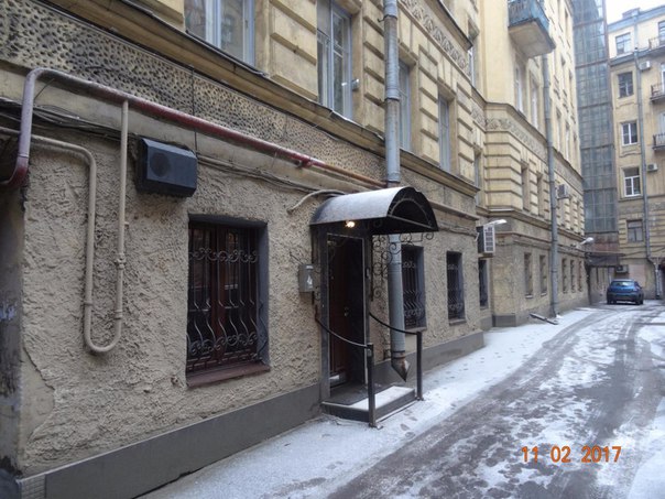 Загородный проспект, 14<br><br>Выставлено на продажу замечательное в своем роде помещение офисного типа в 2-х минутах пешком от ст.м. Владимирская/Достоевская и в 100 метрах от Пяти углов - знакового места Петербурга. Помещение размещается на первом этаже дома 14 по Загородному пр. 1917 г.п. с капитальным ремонтом 1981г.<br>Большой закрытый светлый двор с местами под авто.<br>Помещение имеет отдельный вход со двора. Окна выходят в большой и светлый двор. Высота потолков 2.8м. Электричество 3-х фазное, 15 кВт. Установлено много дополнительного оборудования.<br>Помещение разделено на 4 комнаты, холл и санузел с серверной.<br>Сделан качественный дорогостоящий ремонт. Причем как при скрытых работах, так при отделке, использовались импортные материалы и комплектующие. Окна Rehau, двери массив, на полу итальянский керамогранит, освещение Швеция, Италия.<br>В помещении смонтирована система приточно-вытяжной вентиляции с рекуперацией и фильтрацией, а также сплит-системы кондиционирования с внутренними блоками индивидуальной температуры в каждом кабинете и в холле.<br>Изюминкой помещения выступает эксклюзивная мебель в стиле французский шик фирмы Дилижанс.<br>Цена 9 700 000 - фото Фото: Загородный проспект, 14<br><br>Выставлено на продажу замечательное в своем роде помещение офисного типа в 2-х минутах пешком от ст.м. Владимирская/Достоевская и в 100 метрах от Пяти углов - знакового места Петербурга. Помещение размещается на первом этаже дома 14 по Загородному пр. 1917 г.п. с капитальным ремонтом 1981г.<br>Большой закрытый светлый двор с местами под авто.<br>Помещение имеет отдельный вход со двора. Окна выходят в большой и светлый двор. Высота потолков 2.8м. Электричество 3-х фазное, 15 кВт. Установлено много дополнительного оборудования.<br>Помещение разделено на 4 комнаты, холл и санузел с серверной.<br>Сделан качественный дорогостоящий ремонт. Причем как при скрытых работах, так при отделке, использовались импортные материалы и комплектующие. Окна Rehau, двери массив, на полу итальянский керамогранит, освещение Швеция, Италия.<br>В помещении смонтирована система приточно-вытяжной вентиляции с рекуперацией и фильтрацией, а также сплит-системы кондиционирования с внутренними блоками индивидуальной температуры в каждом кабинете и в холле.<br>Изюминкой помещения выступает эксклюзивная мебель в стиле французский шик фирмы Дилижанс.<br>Цена 9 700 000