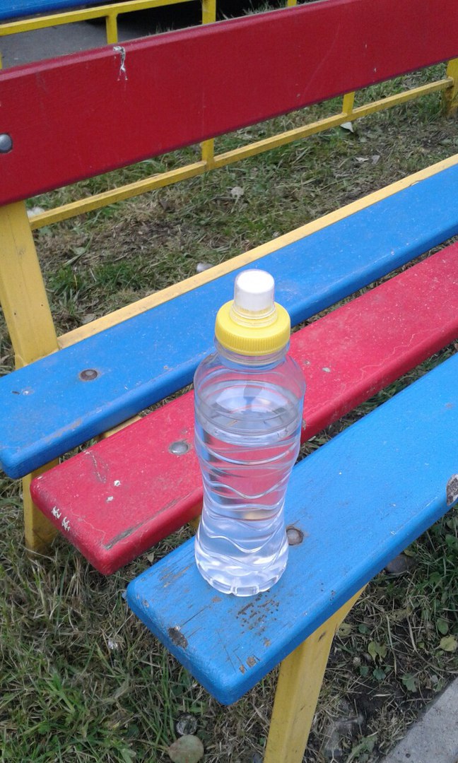 Удобная и надежная бутылочка от Бонаквы. Всего 40 рублей, в подарок там еще водичка была :)