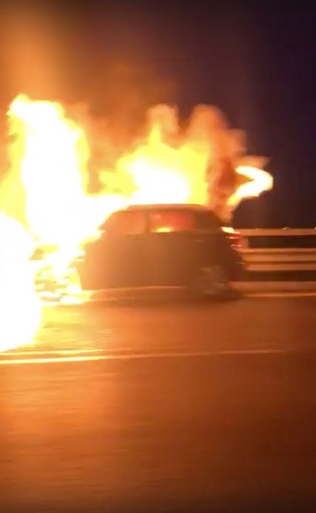 На ЗСД перед съездом на КАД сгорел MINI Cooper. Видео