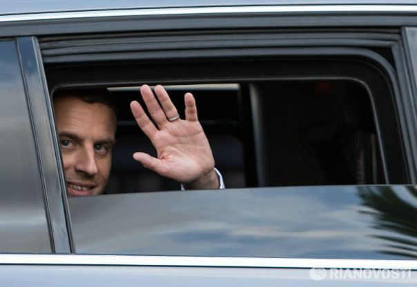 Макрон рассказал об уважении к России и о будущей встрече с Путиным: 