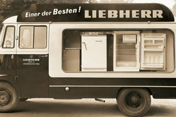 Познакомимся немного с брендами и начнем с Liebherr!<br><br>Для большинства рядовых потребителей эта немецкая машиностроительная компания ассоциируется исключительно с холодильниками и морозилками. На деле же, бытовая техника составляет лишь небольшой процент доходов концерна. Основная же статья доходов — станки, портовое оборудование, строительная техника, спецтехника, горнодобывающая и землеройная техника, карьерные самосвалы и тому подобное. Продукция Liebherr применяется в аэрокосмической технике и транспорте. Многие разработки являются уникальными, не имеющими аналогов у конкурентов. Основал компанию в 1949 году Ганс Либхерр, а началось все с производства подъемного крана. Упорство, трудолюбие, прогрессивный взгляд и вера в свое дело довели компанию до всемирного признания и популярности, как надежного и качественного продука (и не важно кран это или холодильник). По сей день компания остается семейным бизнесом и совершенствуется с каждым годом. <br>#brandbazar_shop #бытоваятехника #мыпоможем #техникадлякухни #техниканазаказ #новаятехника #вседлядома #вседлякухни #лучшеедлявас #liebherr #лучшиехолодильники<br>#историябренда - фото Фото: Познакомимся немного с брендами и начнем с Liebherr!<br><br>Для большинства рядовых потребителей эта немецкая машиностроительная компания ассоциируется исключительно с холодильниками и морозилками. На деле же, бытовая техника составляет лишь небольшой процент доходов концерна. Основная же статья доходов — станки, портовое оборудование, строительная техника, спецтехника, горнодобывающая и землеройная техника, карьерные самосвалы и тому подобное. Продукция Liebherr применяется в аэрокосмической технике и транспорте. Многие разработки являются уникальными, не имеющими аналогов у конкурентов. Основал компанию в 1949 году Ганс Либхерр, а началось все с производства подъемного крана. Упорство, трудолюбие, прогрессивный взгляд и вера в свое дело довели компанию до всемирного признания и популярности, как надежного и качественного продука (и не важно кран это или холодильник). По сей день компания остается семейным бизнесом и совершенствуется с каждым годом. <br>#brandbazar_shop #бытоваятехника #мыпоможем #техникадлякухни #техниканазаказ #новаятехника #вседлядома #вседлякухни #лучшеедлявас #liebherr #лучшиехолодильники<br>#историябренда