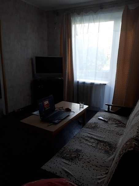 Фото: Всем привет, ищу себе соседку! м. Павелецкая <br>Платежеспособную ,чистоплотную, веселую) <br>Квартира 2-х комнатная ремонт конечно старенький, но жить можно. Окна на набережную выходят. Сдается проходная комната(самая большая) ,в комнате есть: телевизор, стол, диван, шкаф для одежды, триляж с зеркалом, сервант есть. <br>В квартире есть стиральная машина, мультиварка ,холодильник большой, вся посуда есть(при желании конечно можно и свою привезти). Все для комфортного проживания. <br>Стоимость в месяц 16 000 руб.(сюда все включено и интернет и и вода и свет).Без комиссии (залог есть - можно отдавать частями, договоримся). <br>От метро идти быстрым шагом - 15 минут. Можно на транспорте 5 мин (остановка рядом) ,так же рядом в 2-х минутах ходьбы станция Павелецкая товарная. <br>В квартире живу я с собакой(пекинес), собака ничего не грызет и в доме не гадит(запаха нет). <br>Хозяйка квартиры хорошая спокойная женщина. <br>Ищу очень срочно. Предложения в ЛС.