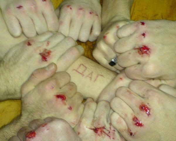 igrat-v-monetku-so-stakanom-dva-parnya-hotyat-seksa