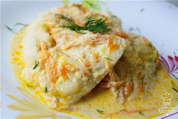 Запеченный минтай под сметанно-чесночным соусом 