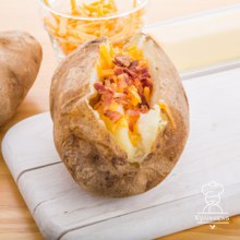 Запеченный картофель с сыром и беконом