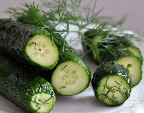 Малосольные огурчики в миниралке 