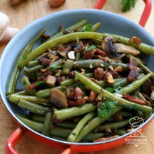 Зеленая фасоль с беконом и грибами