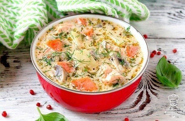 Сырный суп с форелью и грибами