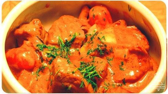 Телятина с яблоками и черносливом в мультиварке