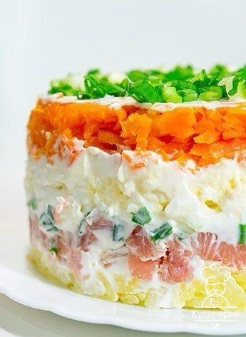 Салат из картофеля с копченной горбушей и маринованным луком