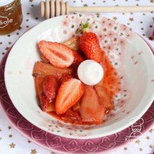 Десерт с клубникой и ревенем