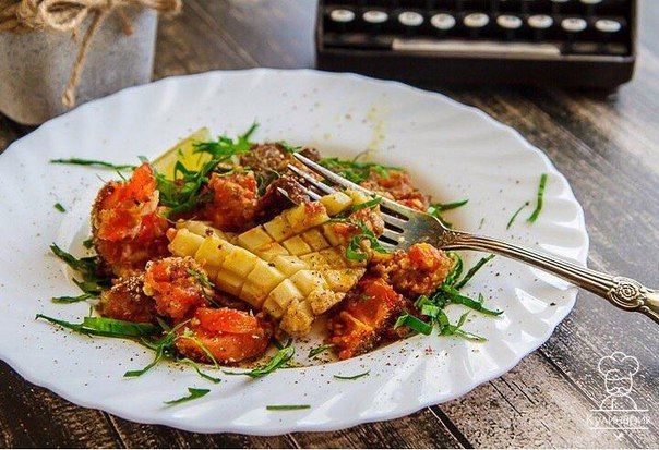 Кальмар, запеченный с помидорами