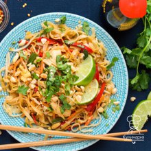 Курица с рисовой лапшой по-тайски