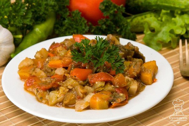 Овощное рагу с куриной грудкой в мультиварке.