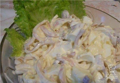 Очень вкусный салат из кальмаров с плавленым сыром 