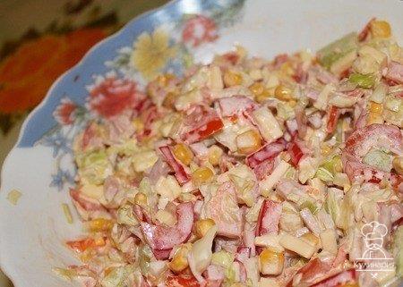 Салат с ветчиной и капустой