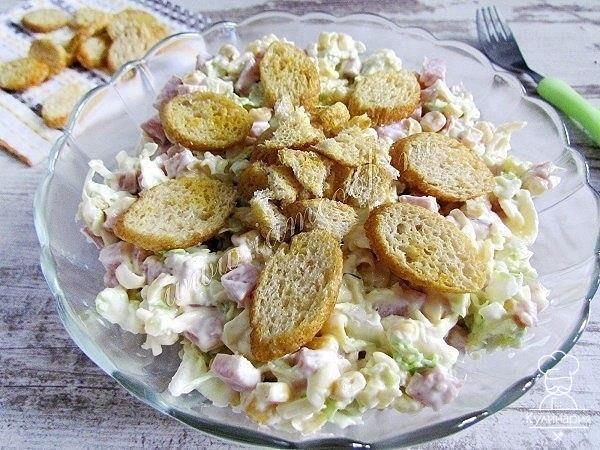 Салат из пекинской капусты с сухариками 