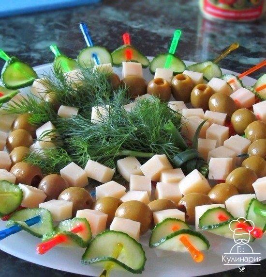 Варианты закусок на шпажках.