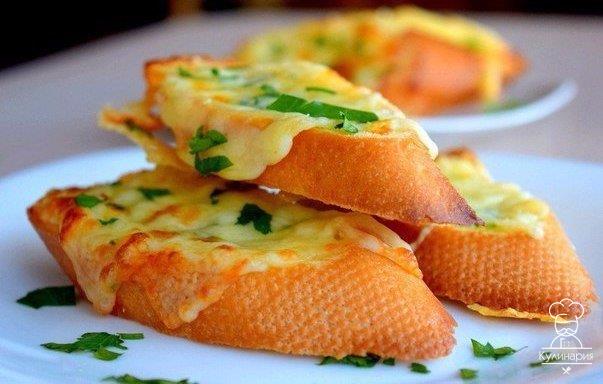 Бутeрброды с чeснокoм и cыpoм
