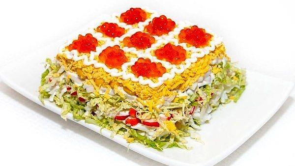 Очень вкусный и красивый  салат с икрой и кальмарами