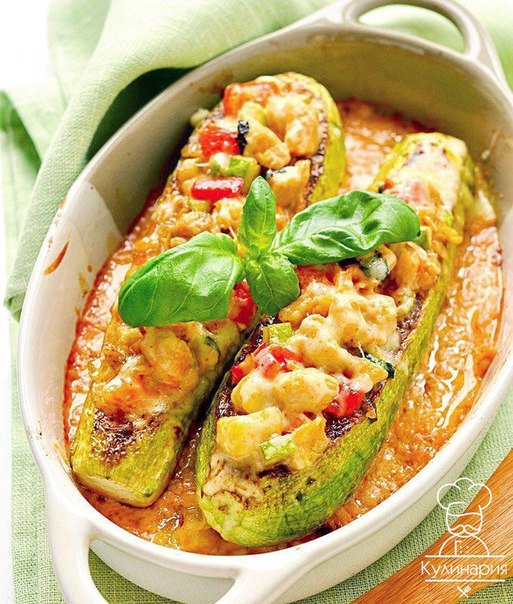 Кабачки фаршированные курицей и овощами 